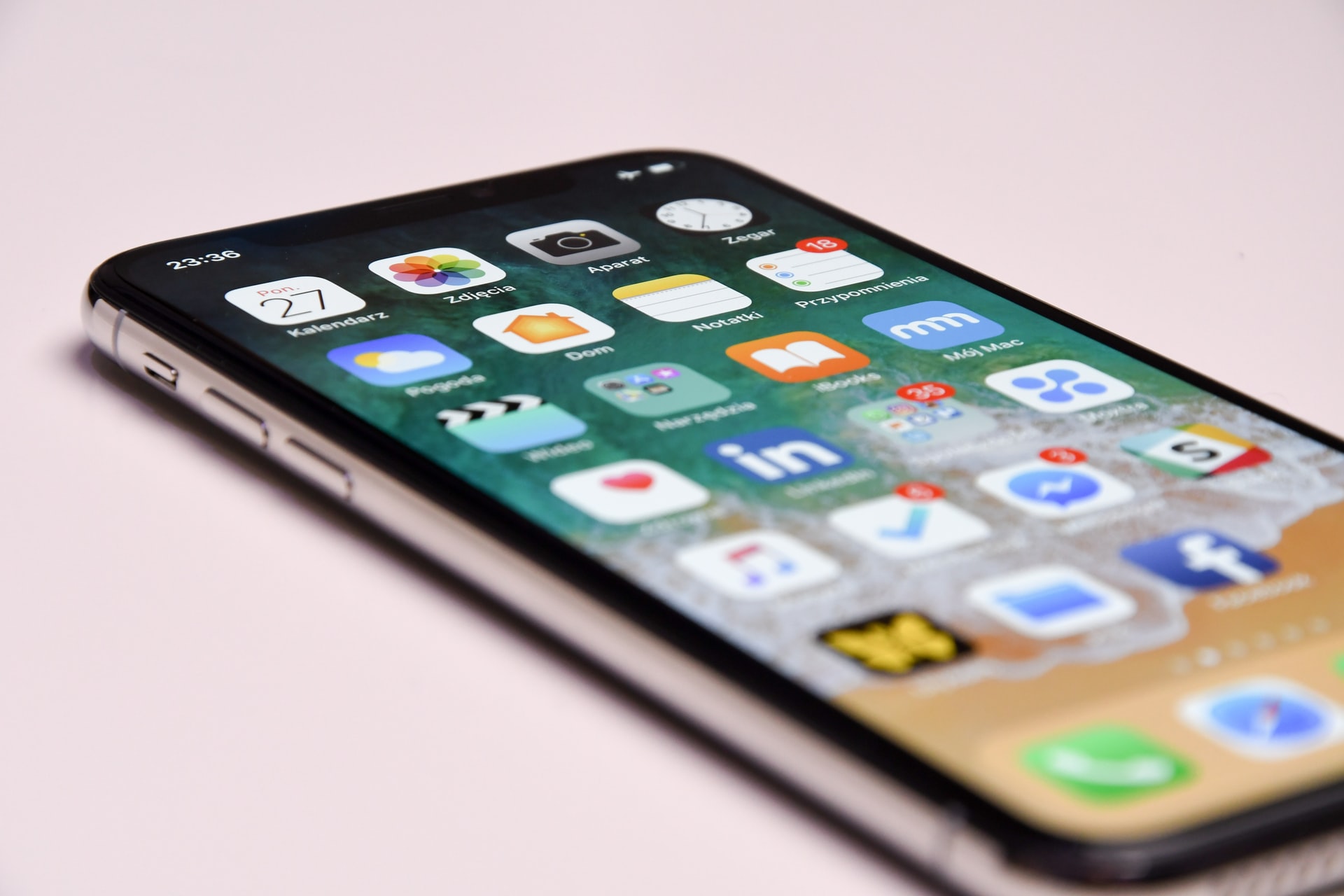 An image of an iphone homescreen